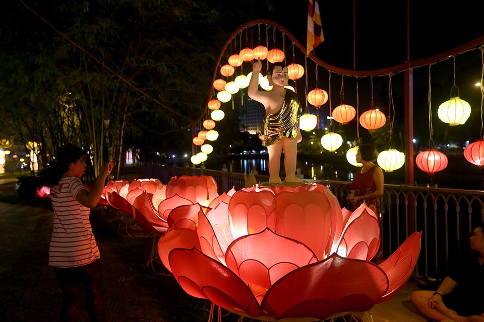 Người Sài Gòn thích thú với con đường đèn lồng chào đón lễ Phật đản - 1 Chỉ còn ít ngày nữa là tới lễ Phật đản, nhiều con đường tuyến phố bắt đầu trang trí các loại đèn lồng nhiều màu sắc.