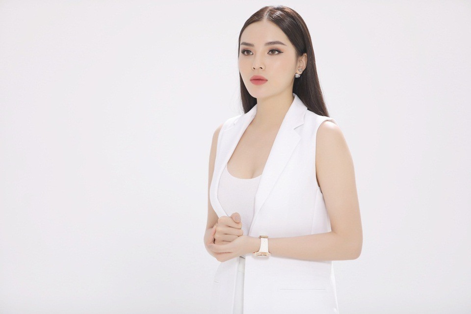 Hari Won tiết lộ lý do "sốc" vì sao chưa có con - 6 Hoa hậu Kỳ Duyên kết hợp với diễn viên Hứa Vĩ Văn. Hoa hậu Việt Nam chia sẻ, cô cũng như bao cô gái khác sẽ lập gia đình và có con, tham gia chương trình như một bước chuẩn bị kỹ lưỡng đầu tiên ở thời tuổi trẻ để sau này mình thật sự tự tin vì đã có đầy đủ kiến thức.