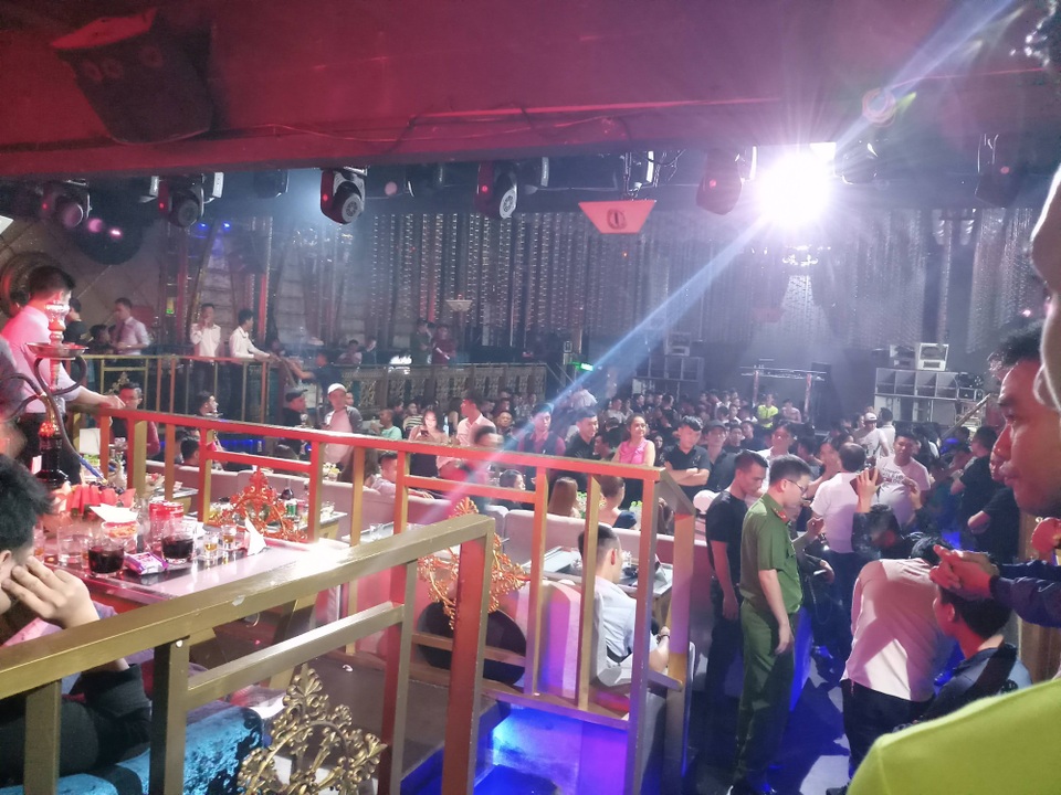 Hơn 300 khách chơi nhốn nháo khi cảnh sát “đột kích” quán bar - 3 Bên trong quán bar lúc công an ập vào kiểm tra