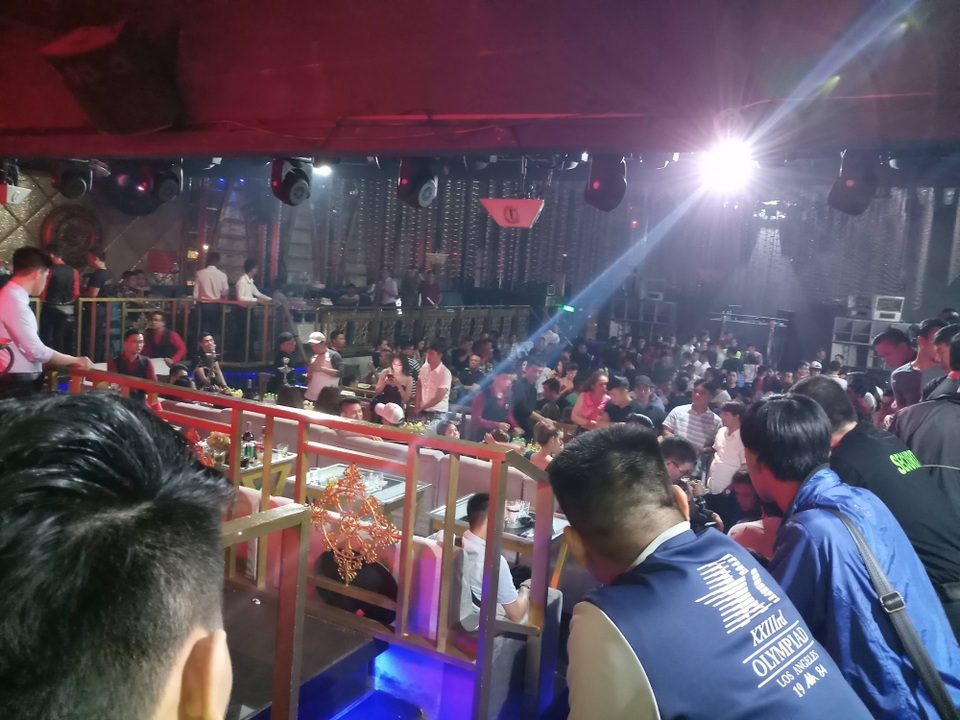 Hơn 300 khách chơi nhốn nháo khi cảnh sát “đột kích” quán bar - 2 Hơn 300 khách chơi nhốn nháo khi cảnh sát “đột kích” quán bar - 2