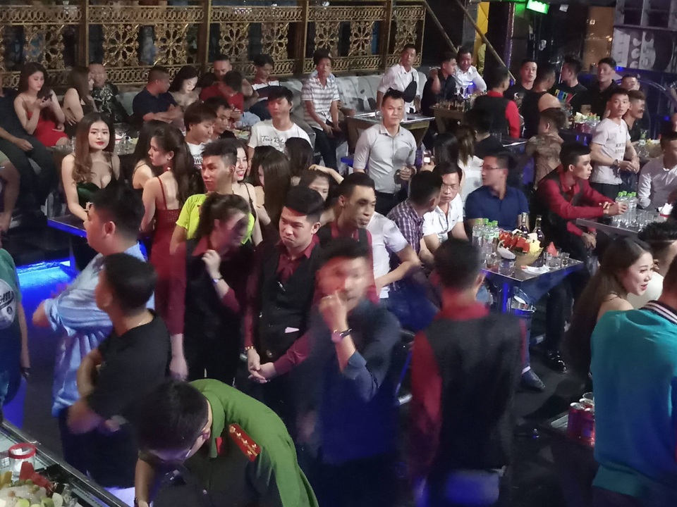 Hơn 300 khách chơi nhốn nháo khi cảnh sát “đột kích” quán bar - 1 Hơn 300 khách chơi nhốn nháo khi cảnh sát “đột kích” quán bar - 1