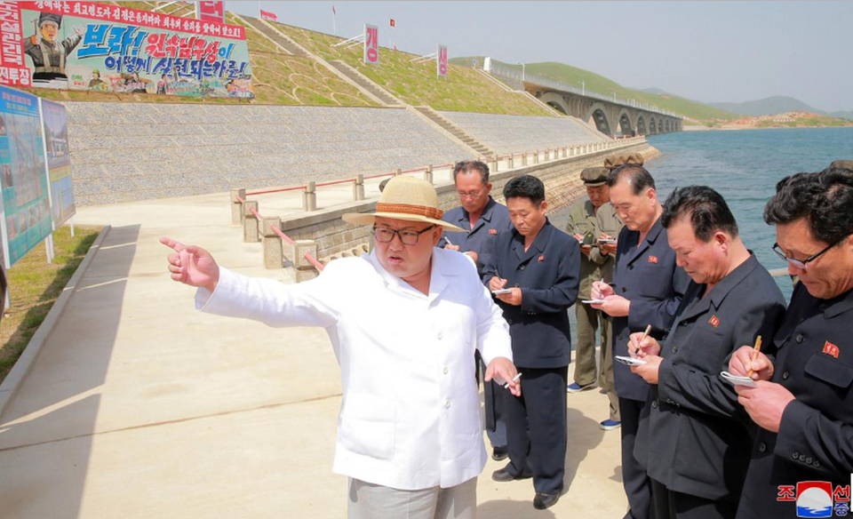 Nguồn cơn khiến ông Trump đột ngột quyết định hủy thượng đỉnh Mỹ - Triều - 3 Ông Kim Jong-un thị sát dự án đường tàu vừa hoàn thiện của Triều Tiên trong bức ảnh được công bố ngày 24/5 (Ảnh: KCNA)