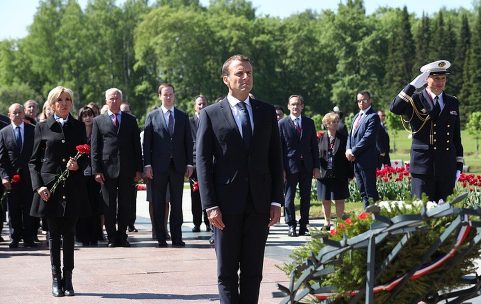 Lộ thực đơn ông Putin thết đãi Tổng thống Pháp - 2 Ông Macron và phu nhân viếng thăm Đài tưởng niệm Piskaryovskoye ở St. Petersburg (Ảnh: Tass)