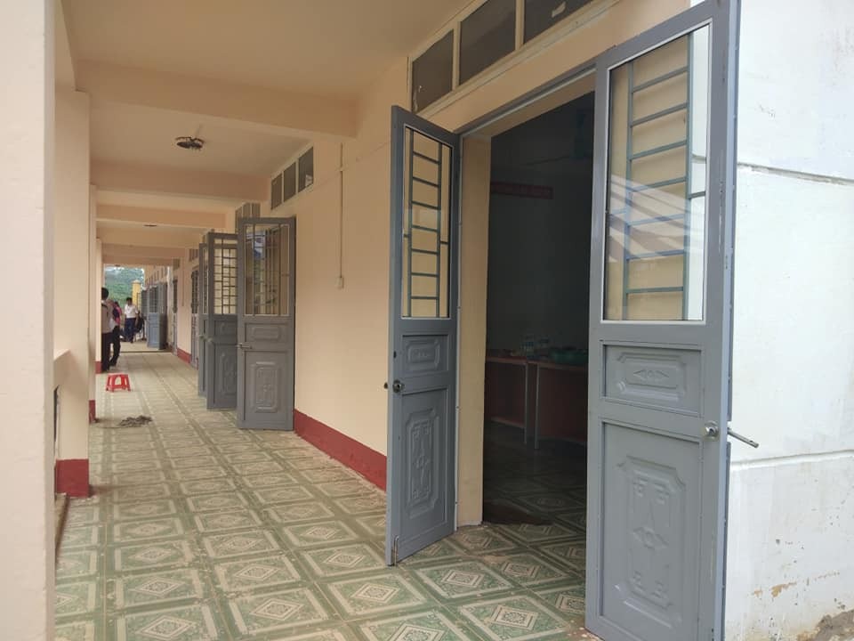 Đổi thay dưới mái trường mang tên Dân trí - 16
Thì nay đã được báo Dân trí hỗ trợ sửa chữa lại toàn bộ cửa nhôm bằng cửa sắt