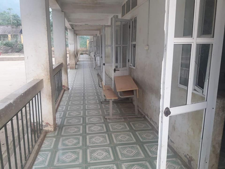 Đổi thay dưới mái trường mang tên Dân trí - 14
Các cánh cửa bung hỏng, tường cáu bẩn, bàn ghế xập xệ