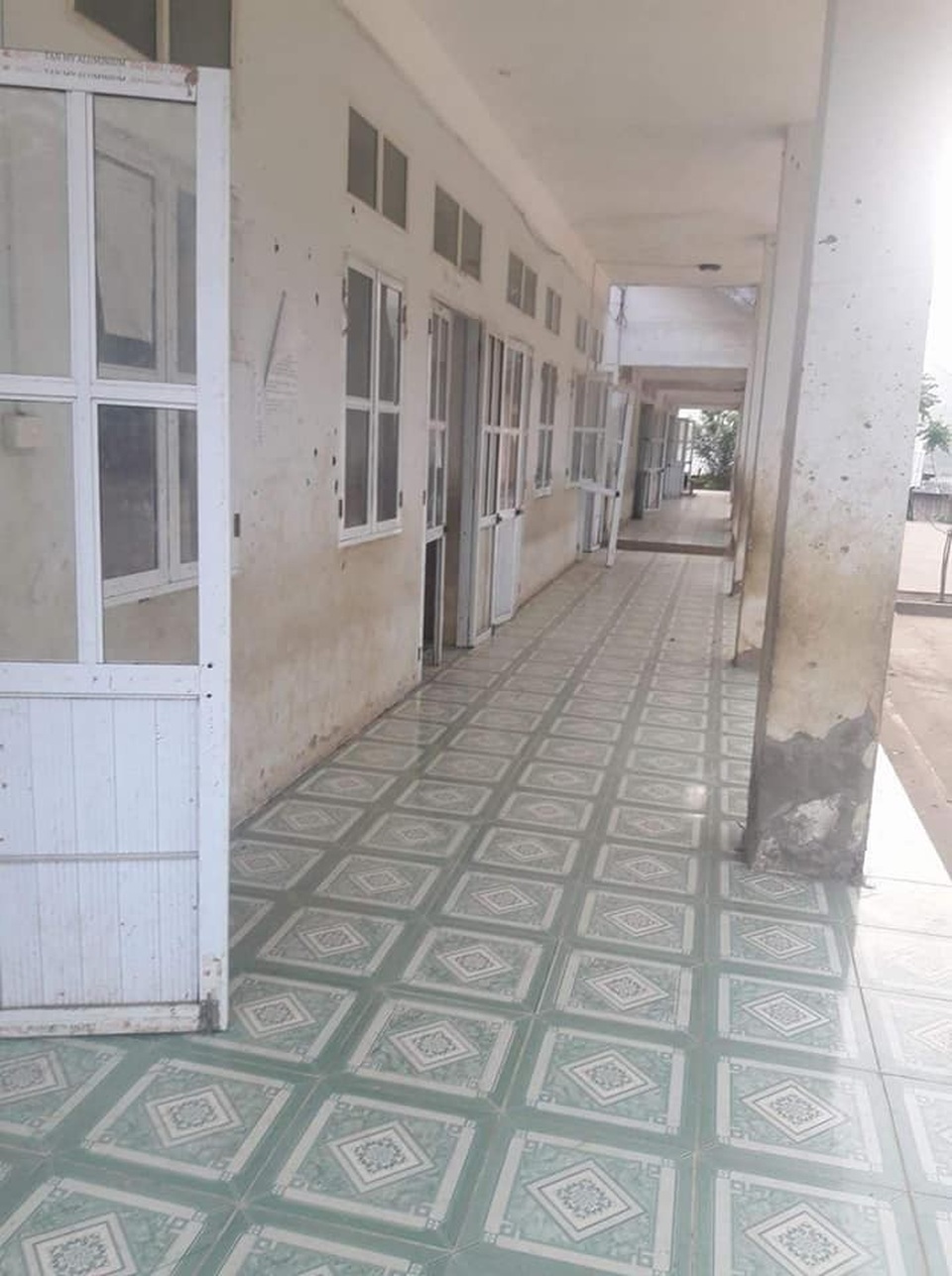 Đổi thay dưới mái trường mang tên Dân trí - 13
Dãy phòng học của trường tiểu học Nà Kiềng đã xuống cấp nghiêm trọng cách đây 6 tháng
