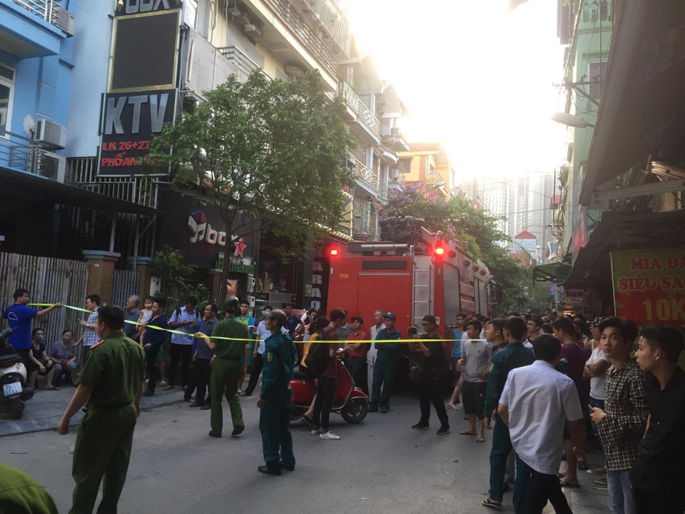 Hà Nội: Lửa bùng phát từ căn hộ tầng 18 chung cư Fodacon Bắc Hà - 2
Nhiều người dân đứng bên ngoài theo dõi việc dập lửa