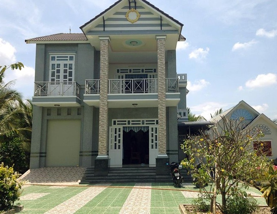 Trên bờ trồng dừa, dưới vuông nuôi cua kềnh, mà xây được "biệt phủ" - 6 Ngôi nhà khang trang của ông Thắng. (Ảnh: NQ).