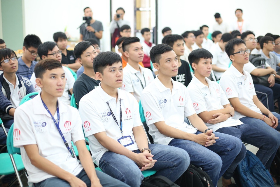 Nhóm 50 các bạn sinh viên vào vòng chung kết của cuộc thi học thuật CNTT “Thách thức 2018” của trường ĐH KHTN TPHCM được cơ hội tham dự buổi gặp gỡ với các chuyên gia của VNG và tham quan môi trường làm việc thực tế để định hướng nghề nghiệp cho mình ngay từ khi còn trên ghế nhà trường.