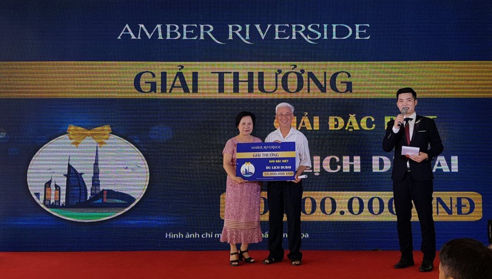 Vừa mở bán Amber Riverside, khách hàng đã nườm nượp “đặt chỗ” - 3 Khách hàng may mắn nhận được chuyến du lịch Dubai trị giá 50 triệu đồng