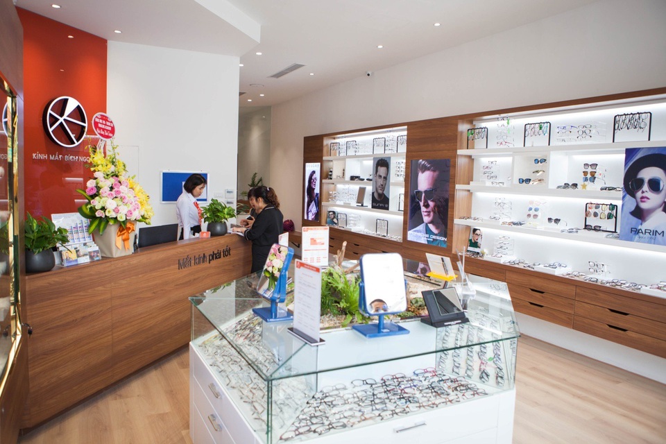 Ra mắt showroom mắt kính thương hiệu đầu tiên tại Hà Nội - 3 Với tiêu chí mang tới những sản phẩm gọng kính & mắt kính chất lượng cao với xuất xứ rõ ràng. Với tiêu chí “Mắt kính phải tốt”, Kính mắt Bích Ngọc sẽ đi đầu trong việc mang đến những sản phẩm mắt kính có chất lượng quang học tốt nhất từ các thương hiệu nổi tiếng trên thế giới như Kodak, Essilor, Hoya, Chemi.