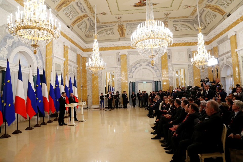 Cử chỉ lịch thiệp của ông Putin khi đón phu nhân Tổng thống Pháp - 7 Trong chuyến thăm của Tổng thống Pháp tới Nga, hai nước đã ký kết các thỏa thuận hợp tác đầu tư với tổng giá trị lên tới 1 tỷ euro (1,17 tỷ USD). Các tập đoàn năng lượng lớn của Nga đều giao kết hợp đồng với Pháp.