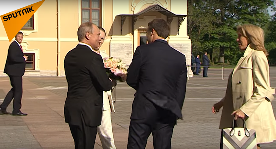 Cử chỉ lịch thiệp của ông Putin khi đón phu nhân Tổng thống Pháp - 1 Chào đón Tổng thống Emmanuel Macron và phu nhân ở bên ngoài Cung điện Konstantin ở St Petersburg hôm 24/5, Tổng thống Putin đã tặng Đệ nhất phu nhân Pháp Brigitte Macron một bó hoa màu hồng và vàng.