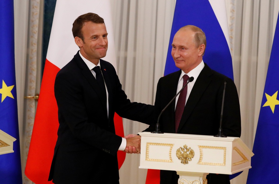 Cử chỉ lịch thiệp của ông Putin khi đón phu nhân Tổng thống Pháp - 9 “Chúng ta là hai quốc gia có vị trí đặc biệt là thành viên thường trực của Hội đồng Bảo an Liên Hợp Quốc, chúng ta có quan hệ lịch sử sâu sắc cũng như các mối quan hệ trong chính sách quan hệ quốc tế. Do vậy tôi tin rằng chúng ta có thể tìm ra các giải pháp và hợp tác cùng nhau trong mọi vấn đề”, Tổng thống Macron cho biết.