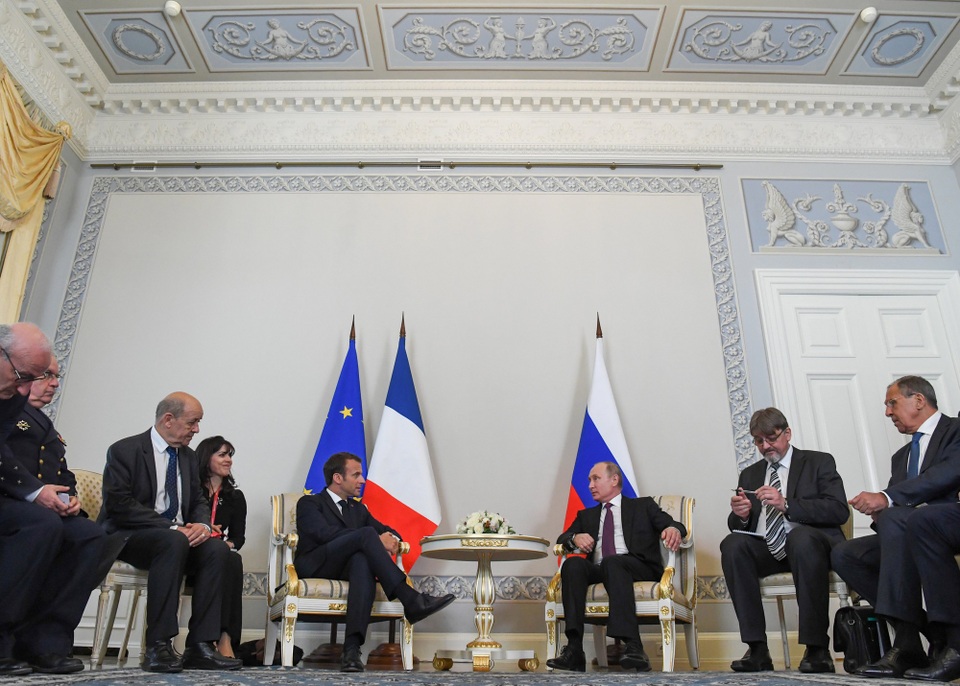 Cử chỉ lịch thiệp của ông Putin khi đón phu nhân Tổng thống Pháp - 5 Tổng thống Putin và Tổng thống Macron đã cùng nhau hội đàm và tổ chức họp báo để công bố kết quả chuyến thăm. Ông Putin cho biết hai nhà lãnh đạo đã thảo luận các vấn đề toàn cầu quan trọng mà cả hai nước đều quan tâm.