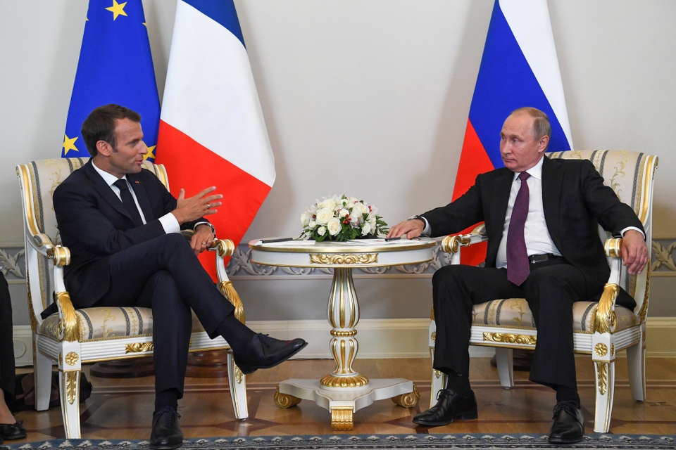 Cử chỉ lịch thiệp của ông Putin khi đón phu nhân Tổng thống Pháp - 4 Tổng thống Macron hôm qua bắt đầu chuyến thăm chính thức kéo dài 2 ngày, từ 24-25/5, tới Nga và sẽ tham dự các hoạt động trong khuôn khổ Diễn đàn Kinh tế Quốc tế St Petersburg (SPIEF).