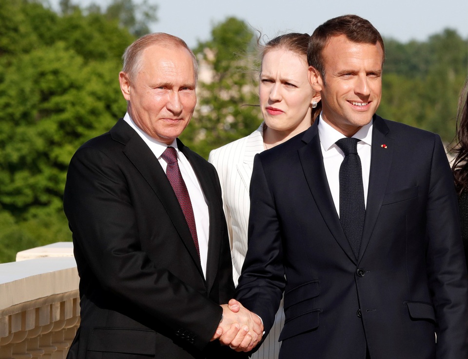 Cử chỉ lịch thiệp của ông Putin khi đón phu nhân Tổng thống Pháp - 12 Chuyến thăm của Tổng thống Pháp tới Nga diễn ra chỉ vài ngày sau chuyến thăm của Thủ tướng Đức, cho thấy mối quan hệ gắn kết giữa Nga và các nước châu Âu trong bối cảnh hiện nay.