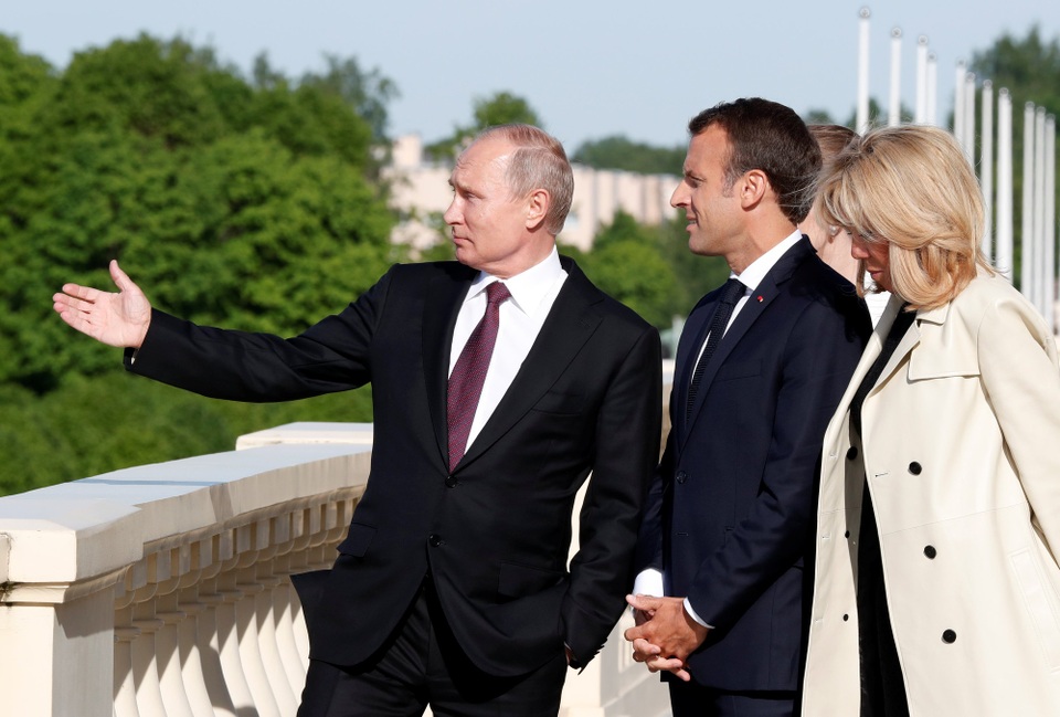 Cử chỉ lịch thiệp của ông Putin khi đón phu nhân Tổng thống Pháp - 11 Hai nhà lãnh đạo cũng thảo luận về thỏa thuận hạt nhân Iran sau khi Tổng thống Mỹ Donald Trump quyết định đơn phương rút khỏi thỏa thuận này, bất chấp sự phản đối của cộng đồng quốc tế. Cả Nga và châu Âu đều mong muốn tăng cường hợp tác để cứu vãn thỏa thuận hạt nhân Iran.
