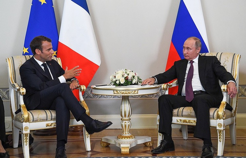 Lộ thực đơn ông Putin thết đãi Tổng thống Pháp - 3 Ông Putin trao đổi với ông Macron. (Ảnh: EPA)
