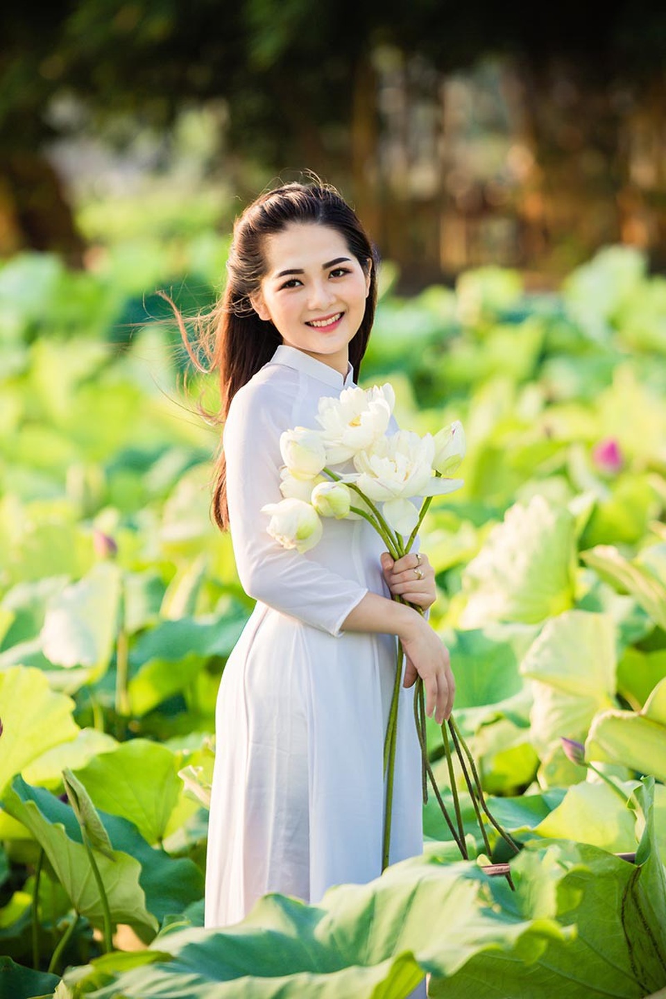 Ngắm thiếu nữ Hải Dương duyên dáng bên hồ sen đầu mùa - 12 Ngắm thiếu nữ Hải Dương duyên dáng bên hồ sen đầu mùa - 12
