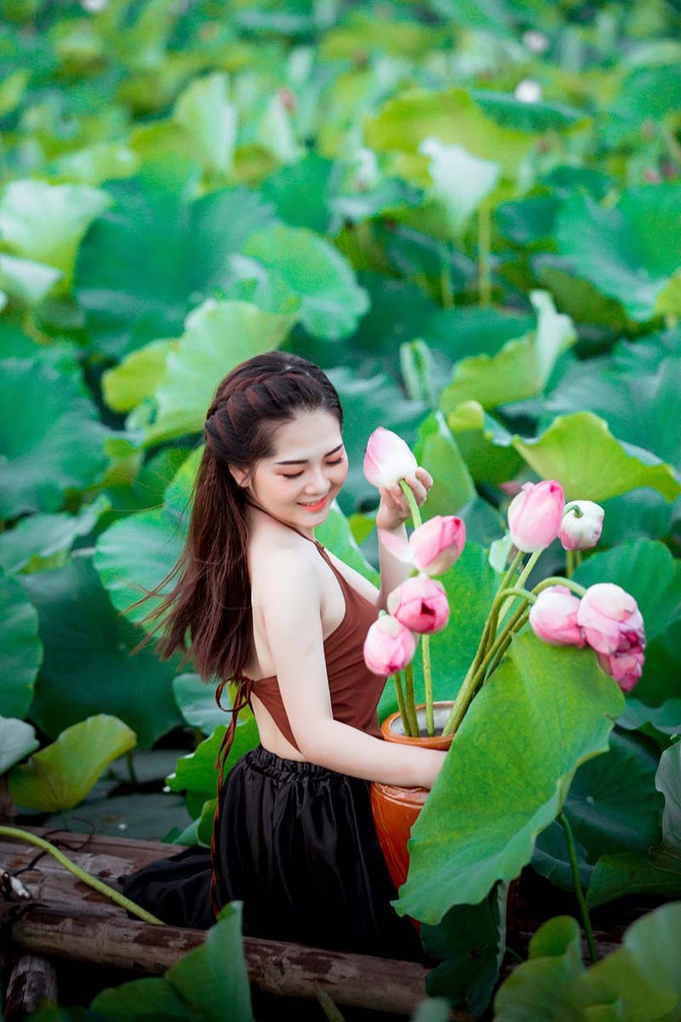 Ngắm thiếu nữ Hải Dương duyên dáng bên hồ sen đầu mùa - 4
Chọn cho mình trang phục áo dài trắng và áo yếm, cô gái sinh năm 1999, nổi bật giữa hồ sen nhờ ngoại hình được nhiều người ví như búp bê.