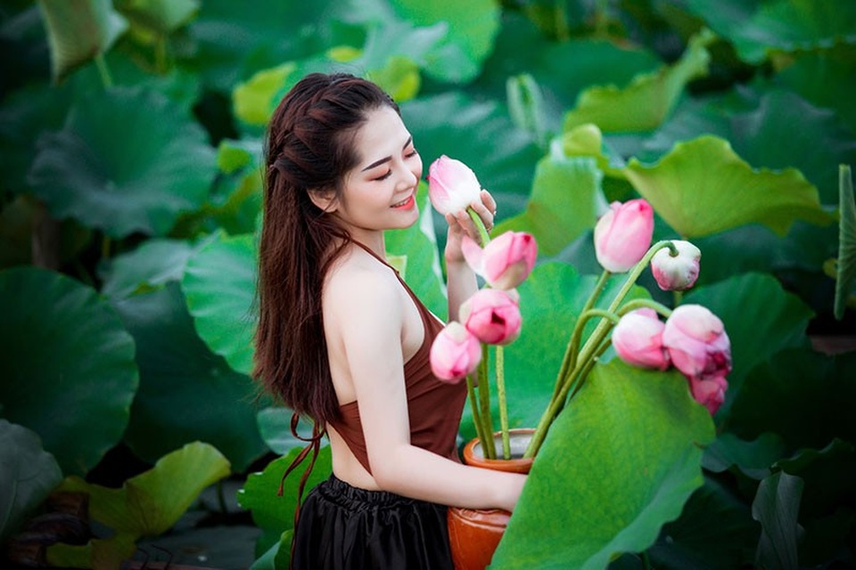 Ngắm thiếu nữ Hải Dương duyên dáng bên hồ sen đầu mùa - 3 Thời điểm này hoa sen đang nở rộ, đây cũng là dịp để các thiếu nữ thực hiện những bộ ảnh duyên dáng với loài hoa này. Vũ Thị Phương gây ấn tượng với người đối diện bởi khuôn mặt xinh xắn, đáng yêu và nụ cười tươi như nắng toả.