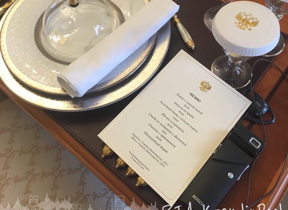 Lộ thực đơn ông Putin thết đãi Tổng thống Pháp - 1 Thực đơn Tổng thống Putin thết đãi Tổng thống Macron (Ảnh: Twitter)