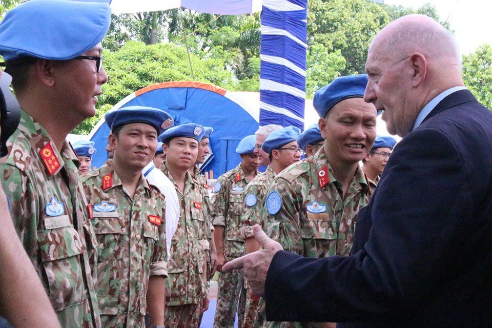 Ngài Toàn quyền Úc thăm Bệnh viện Dã chiến cấp 2 - 3 Ngài Peter Cosgrove gặp gỡ cán bộ, sĩ quan Bệnh viện Dã chiến