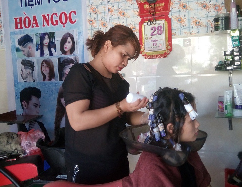 Cô gái dân tộc Bru - Vân Kiều và nỗ lực để lập nghiệp nơi phố thị - 1 Sau những nỗ lực, cô gái người Bru - Vân Kiều Hồ Thị Hòa đã tự mở cho mình được một tiệm tóc