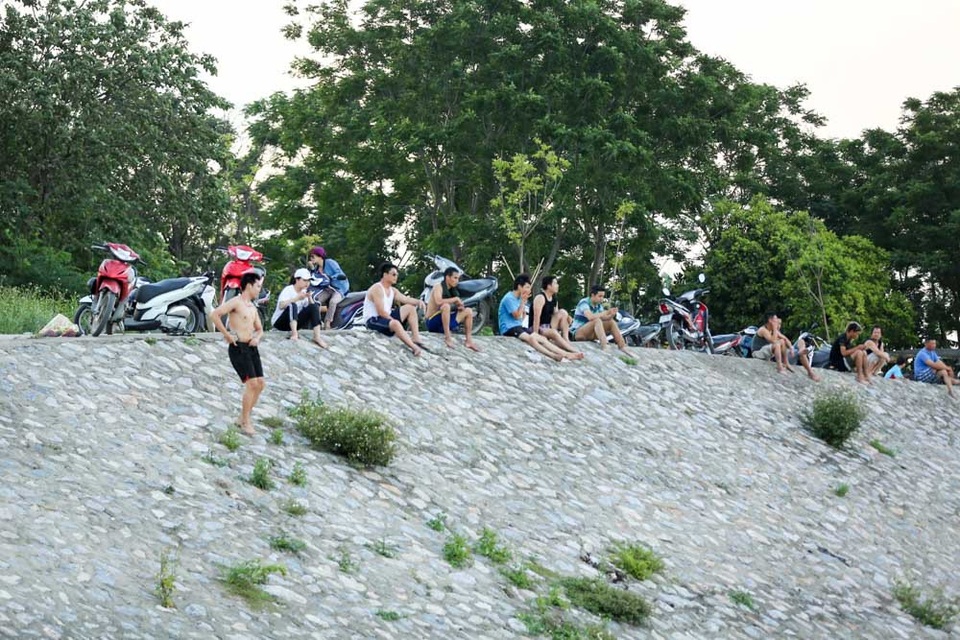 Bến đò sông Hồng thành bãi tắm ngày hè ở Hà Nội - 12 Bến đò sông Hồng thành bãi tắm ngày hè ở Hà Nội - 12