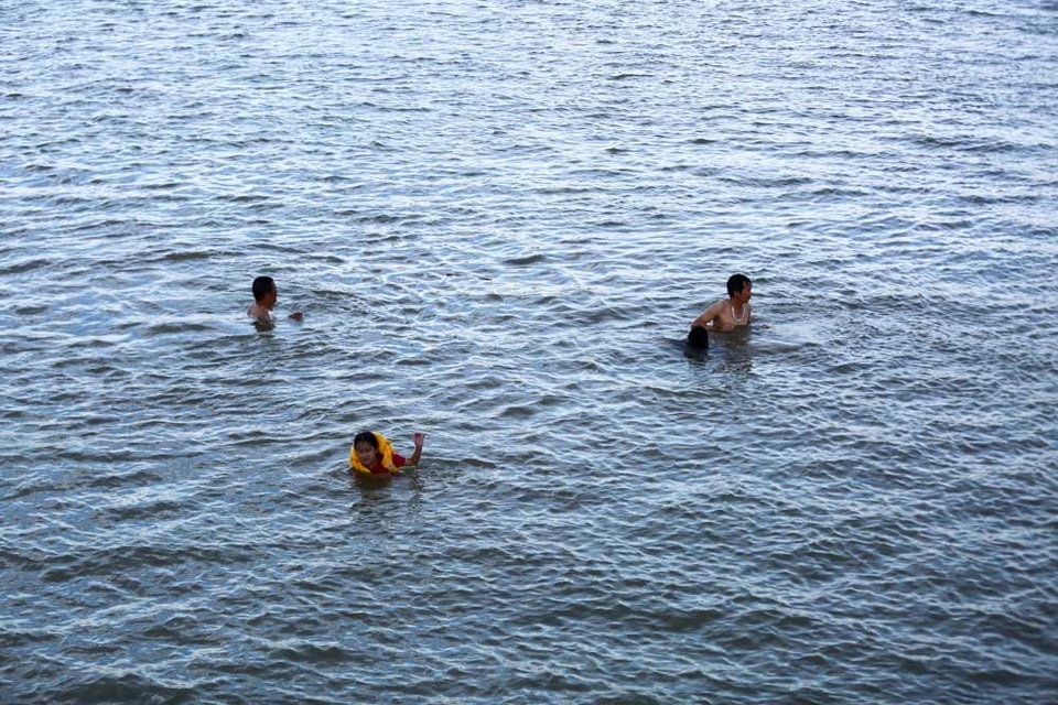 Bến đò sông Hồng thành bãi tắm ngày hè ở Hà Nội - 10 Bến đò sông Hồng thành bãi tắm ngày hè ở Hà Nội - 10