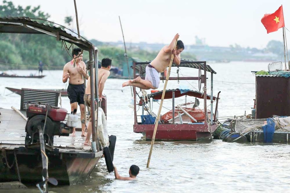 Bến đò sông Hồng thành bãi tắm ngày hè ở Hà Nội - 11 Bến đò sông Hồng thành bãi tắm ngày hè ở Hà Nội - 11