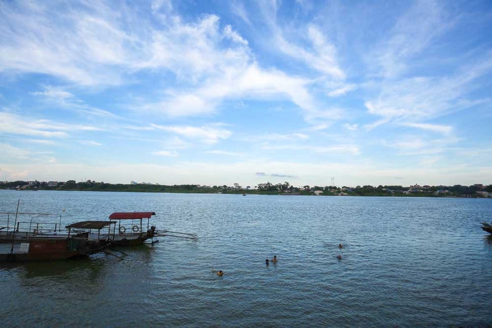 Bến đò sông Hồng thành bãi tắm ngày hè ở Hà Nội - 1
Bến đò Thuý Lĩnh bên sông Hồng đoạn chảy qua địa phận quận Hoàng Mai (Hà Nội) những ngày đầu hè trở thành bãi tắm tự phát, hàng ngày thu hút nhiều người lớn, trẻ nhỏ tới tắm mát.