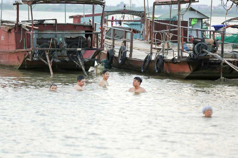 Bến đò sông Hồng thành bãi tắm ngày hè ở Hà Nội - 7
Theo người dân trong khu vực, đoạn sông này khá sâu, dòng chảy phức tạp, nên việc tắm sông cũng tiềm ẩn nguy hiểm, đặc biệt với những người không biết bơi.