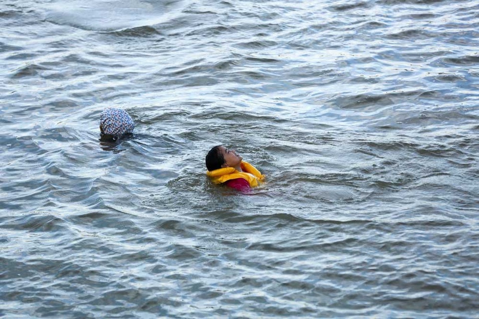 Bến đò sông Hồng thành bãi tắm ngày hè ở Hà Nội - 5
Rất hiếm em nhỏ mặc áo phao như thế này.