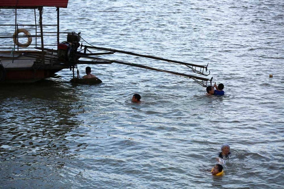 Bến đò sông Hồng thành bãi tắm ngày hè ở Hà Nội - 3
Người đến tắm sông ở bến đò Thuý Lĩnh có cả người lớn tuổi, thanh niên và trẻ nhỏ.