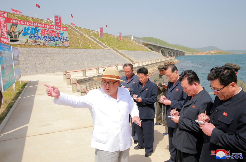 Ông Kim Jong-un làm gì trong ngày ông Trump tuyên bố hủy họp? - 1 Hãng thông tấn quốc gia Triều Tiên (KCNA) ngày 25/4 đã công bố loạt ảnh ghi lại chuyến thị sát của nhà lãnh đạo Kim Jong-un tới cây cầu đường sắt Koam-Tapchon vừa mới hoàn thiện. Theo KCNA, các công nhân xây dựng, các nhà khoa học và các kỹ sư công nghệ Triều Tiên đã hoàn thành dự án cầu đường sắt bắc qua vùng biển động tại vịnh Sokjon.
