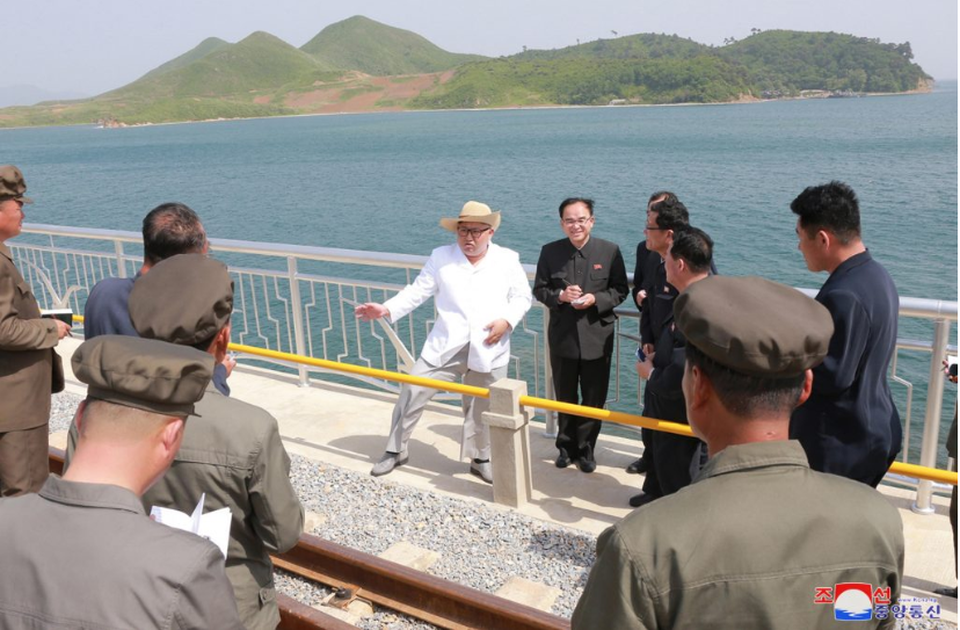 Ông Kim Jong-un làm gì trong ngày ông Trump tuyên bố hủy họp? - 2 Tới thăm dự án vừa hoàn thiện, ông Kim Jong-un ca ngợi đây là công trình tuyệt vời và bày tỏ sự hài lòng với nỗ lực của những người tham gia xây dựng cầu. Nhà lãnh đạo Triều Tiên cũng được nghe báo cáo trực tiếp về quá trình xây dựng.
