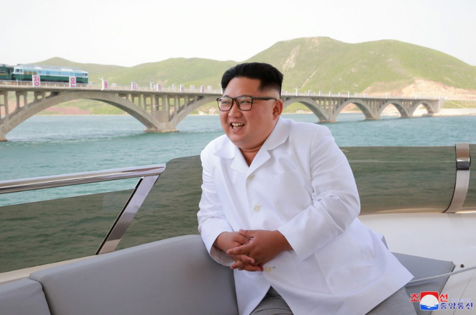 Ông Kim Jong-un làm gì trong ngày ông Trump tuyên bố hủy họp? - 6 Nhà lãnh đạo Triều Tiên quan sát cây cầu đường sắt từ trên thuyền.