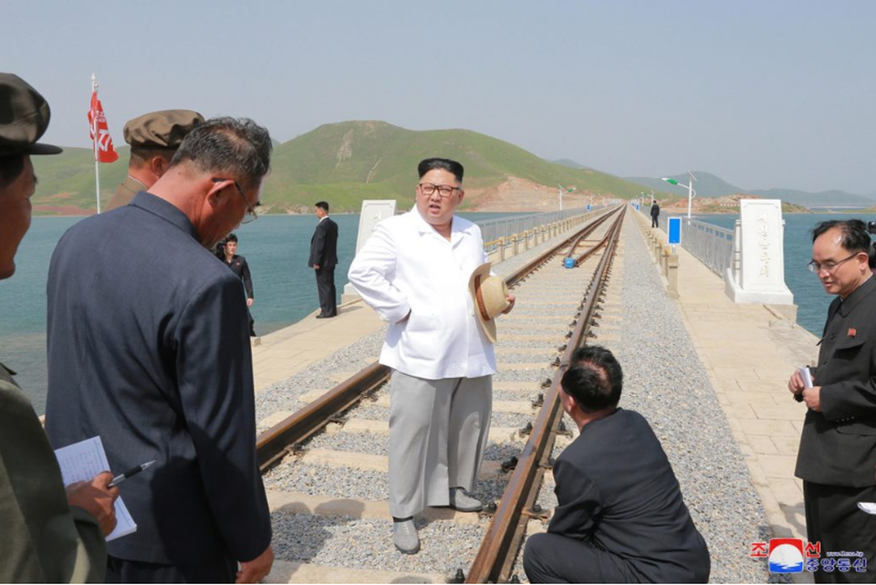 Ông Kim Jong-un làm gì trong ngày ông Trump tuyên bố hủy họp? - 4 Nhà lãnh đạo Kim Jong-un đứng trên cây cầu nối hai vùng Koam và Tapchon của Triều Tiên.
