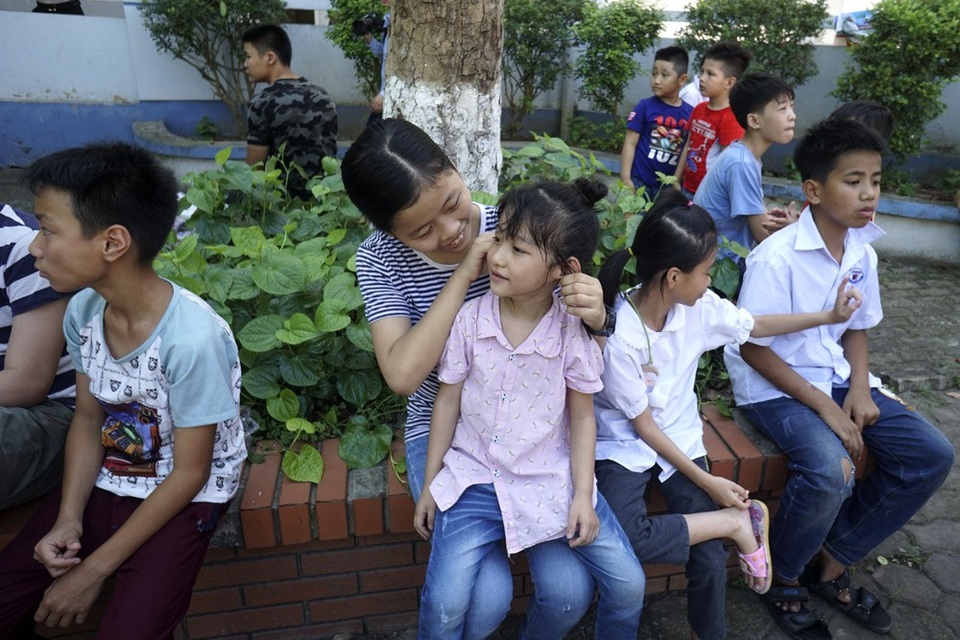 Lễ bế giảng đặc biệt của học sinh khiếm thính ở Hà Nội - 9 Một cử chỉ thân thiết dù các em khổng thể nói nên lời.