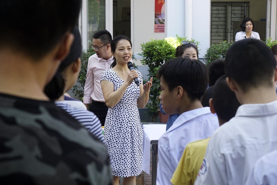 Lễ bế giảng đặc biệt của học sinh khiếm thính ở Hà Nội - 3
Cô giáo nói chuyện cùng các học sinh thông qua cử chỉ tay.