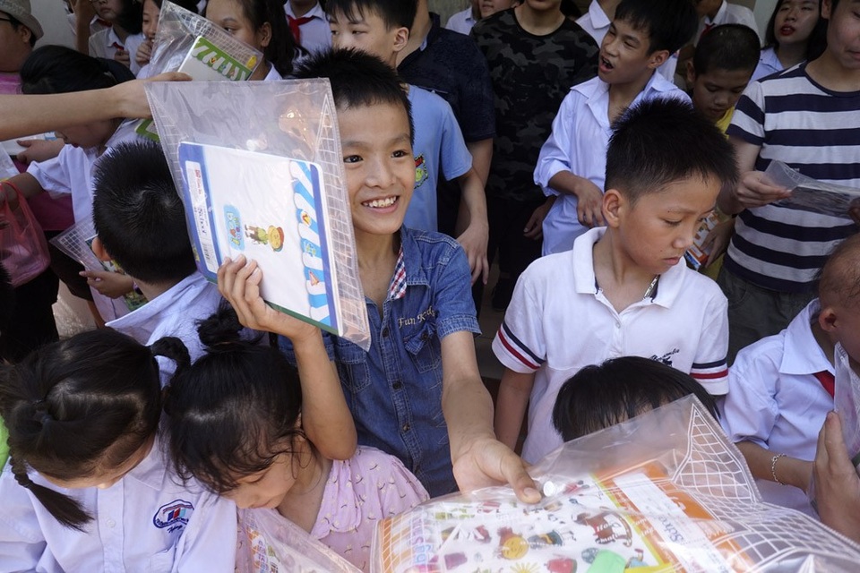 Lễ bế giảng đặc biệt của học sinh khiếm thính ở Hà Nội - 7
Những món quà được trích từ tiền ăn sáng của anh chị trường Gia Thụy mua tặng các bạn học sinh kém may mắn.