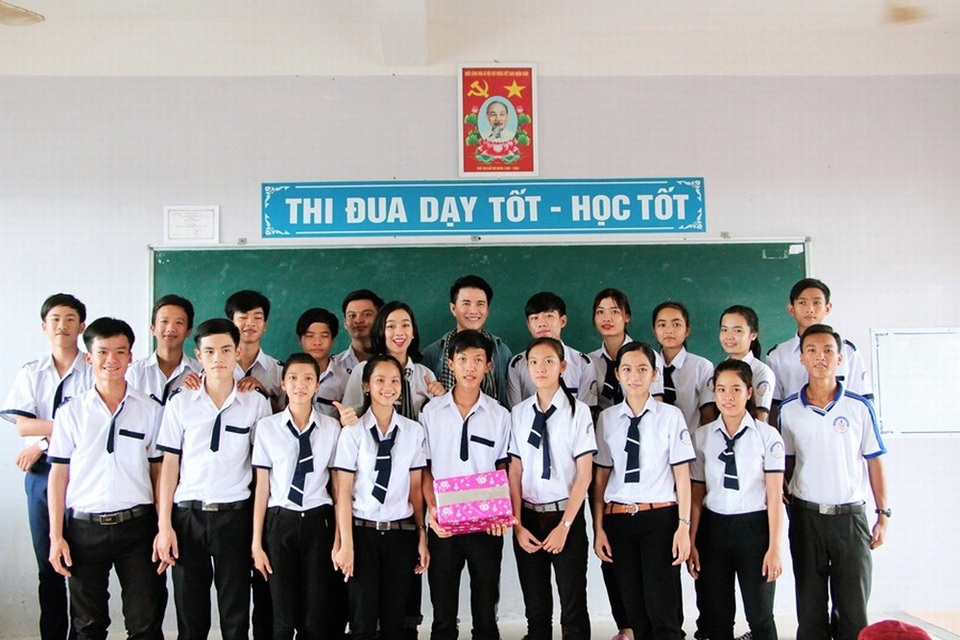 Vũ Mạnh Cường xúc động với học sinh nghèo vượt khó - 5 Vũ Mạnh Cường xúc động với học sinh nghèo vượt khó - 5