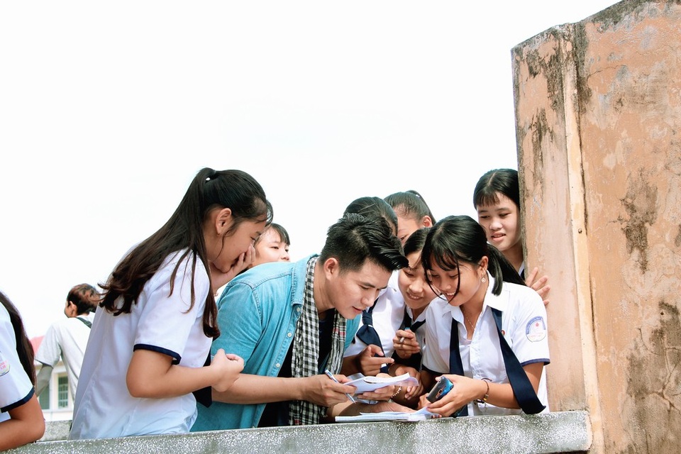 Vũ Mạnh Cường xúc động với học sinh nghèo vượt khó - 3 Vũ Mạnh Cường xúc động với học sinh nghèo vượt khó - 3