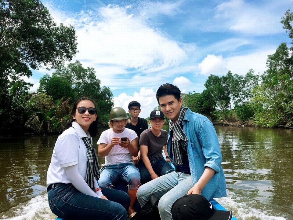 Vũ Mạnh Cường xúc động với học sinh nghèo vượt khó - 1 Vũ Mạnh Cường xúc động với học sinh nghèo vượt khó - 1