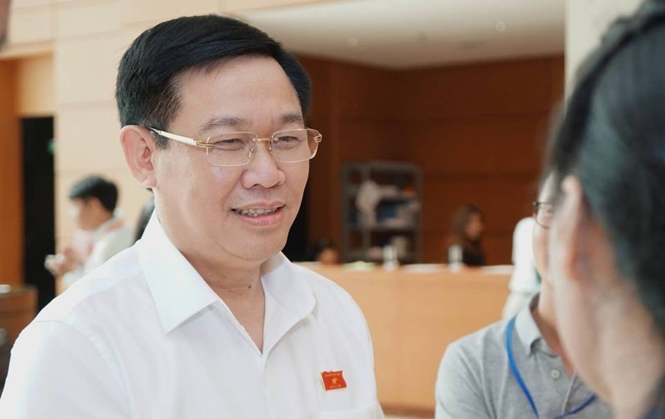 Phó Thủ tướng Vương Đình Huệ lần đầu trả lời chất vấn trước Quốc hội - 1 Phó Thủ tướng Vương Đình Huệ bên hành lang Quốc hội chiều 25/5.