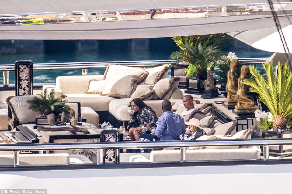 
Ông chủ hãng Topshop Philip Green đưa cả gia đình và các bạn bè đi chơi tại Monaco bằng du thuyền
