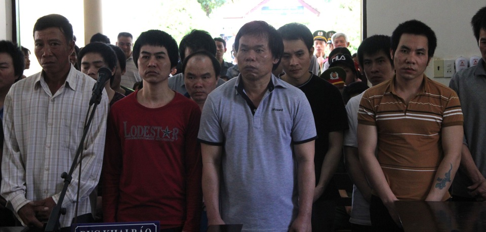 Trùm lâm tặc Hà “đen” và 15 đồng phạm lĩnh án - 2 Hà đen (giữa) cùng 15 đồng phạm nghe HĐXX tuyên án