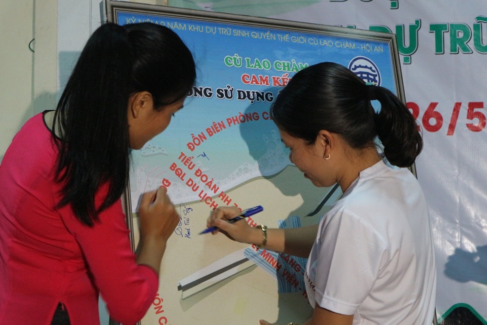 Cù Lao Chàm phát động “Không sử dụng ống hút nhựa” - 4 Đại diện cho các tổ chức, đoàn thể, trường học, nhân dân… ký cam kết nói không với sử dụng ống hút nhựa
